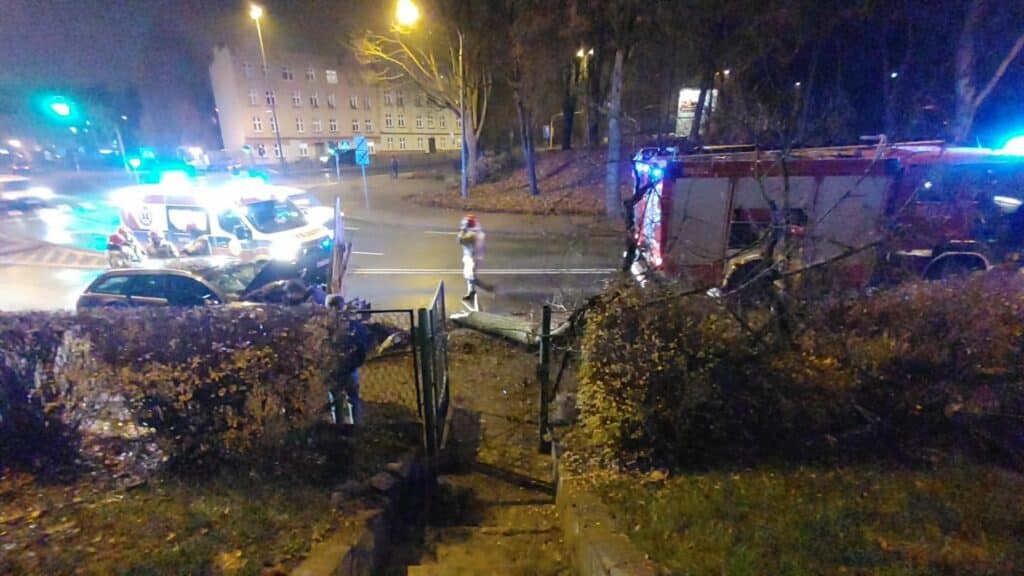 Na ul. Jagiellończyka Audi złamało drzewo wypadek Olsztyn, Wiadomości