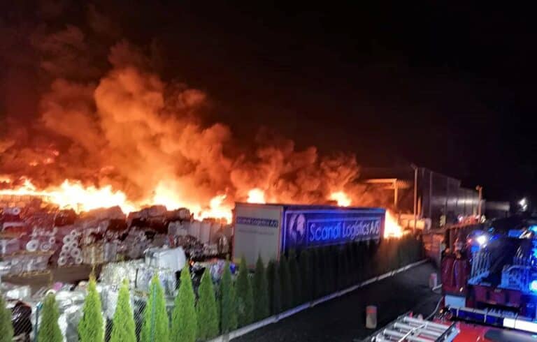 Wielki pożar składowiska plastiku. Wstrzymany ruch pociągów m.in. do Olsztyna