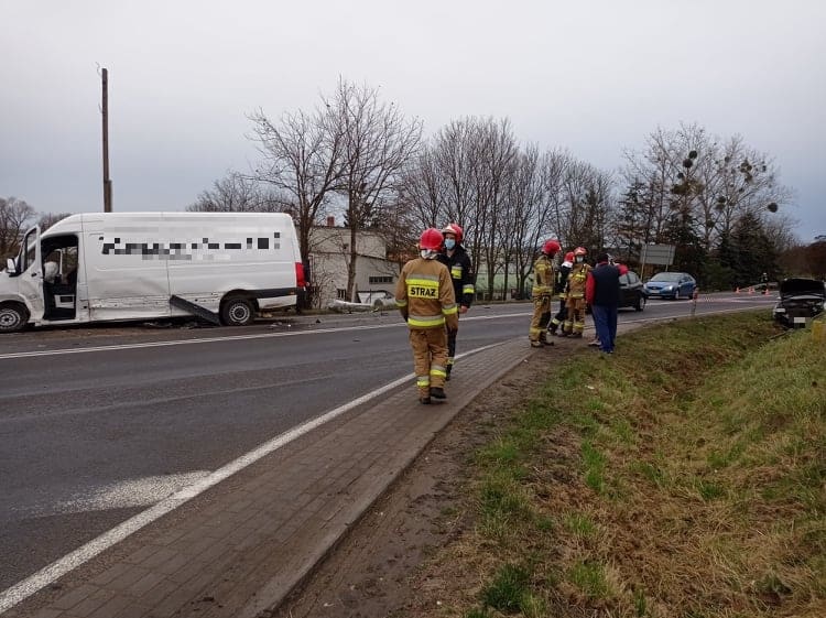 Nie ustąpiła pierwszeństwa. Jedna osoba trafiła do szpitala wypadek Ostróda, Wiadomości