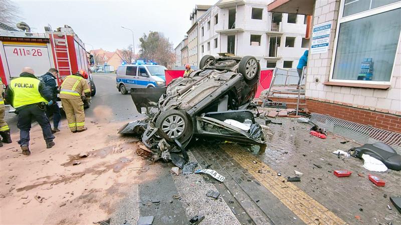 27-letni kierowca uderzył w budynek apteki wypadek Braniewo, Wiadomości, zPAP