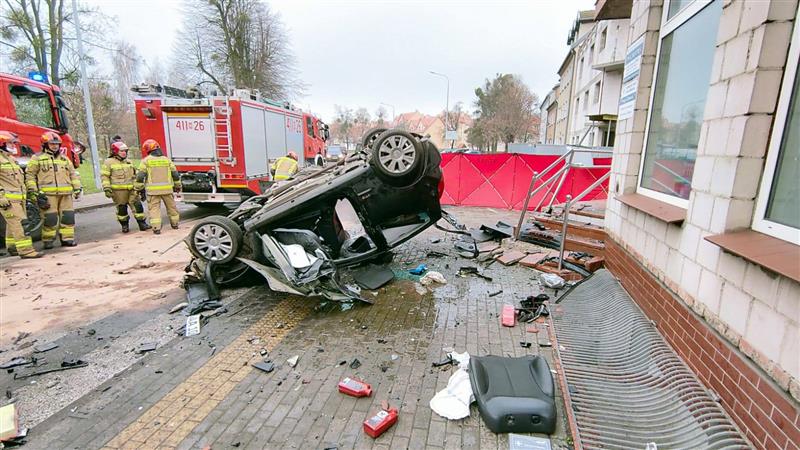 27-letni kierowca uderzył w budynek apteki wypadek Braniewo, Wiadomości, zPAP