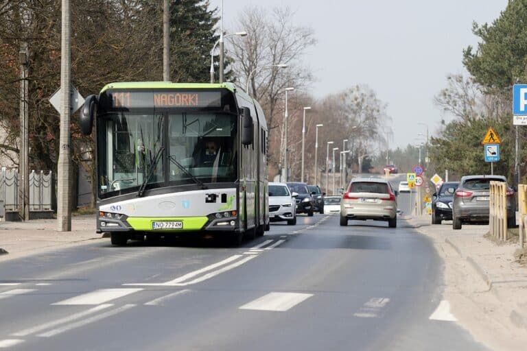 Wyrwała przytrzaśnięte ręce drzwiami, ale zakupy odjechały razem z autobusem