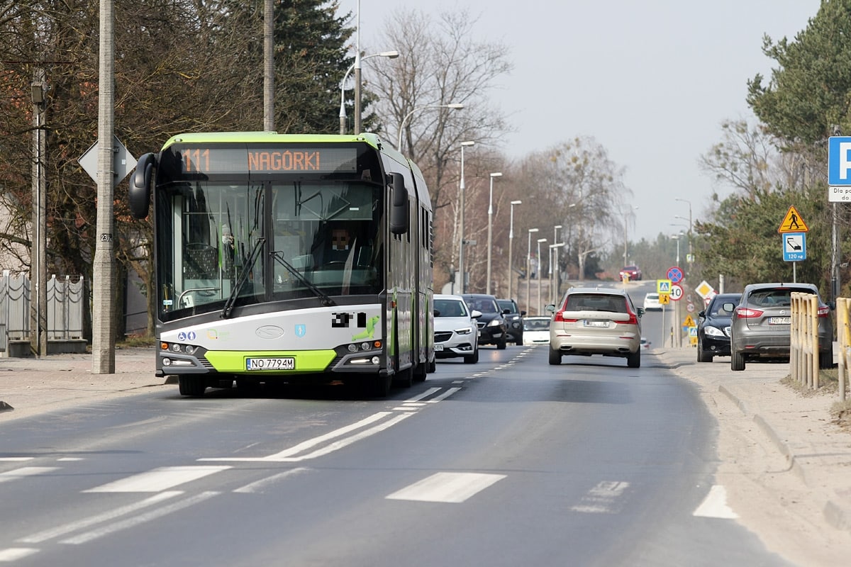 Wyrwała przytrzaśnięte ręce drzwiami, ale zakupy odjechały razem z autobusem mpk Wiadomości