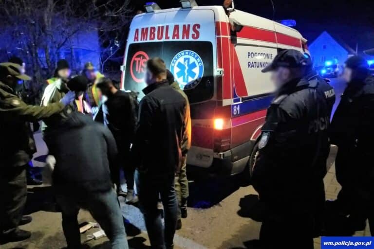 Zarzuty i wniosek o areszt dla kurierów, przewożących migrantów w karetce