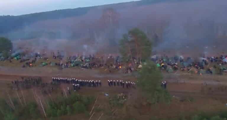 Udostępniono nagrania z powietrza. Tak teraz wygląda koczowisko imigrantów