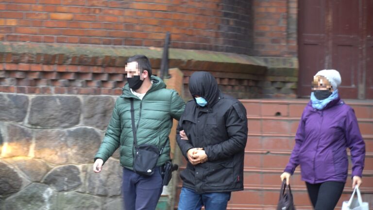 Zakuty w kajdanki kierowca Audi a8. Sąd się nad nim nie zlitował