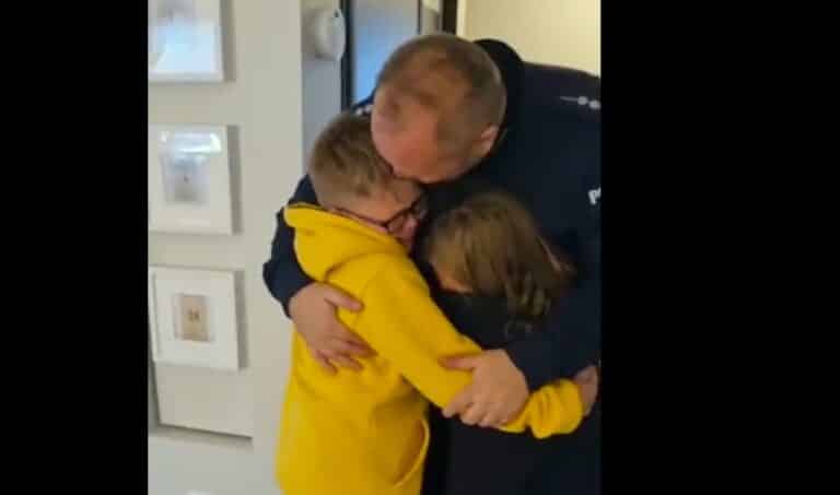 Niesamowita reakcja dzieci. Policjant wraca do domu po długiej służbie na granicy