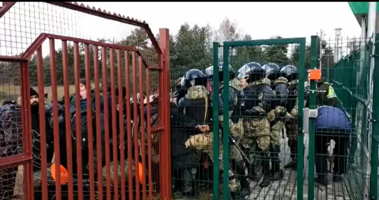 Wojska wewnętrzne odpychają siłą migrantów, którzy chcą złożyć legalnie wniosek o azyl