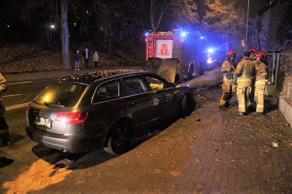 Na ul. Jagiellończyka Audi złamało drzewo wypadek Olsztyn, Wiadomości
