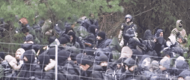 Białoruscy żołnierze na granicy z granatnikami