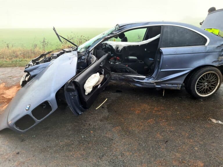 22-latka uderzyła BMW w drzewo