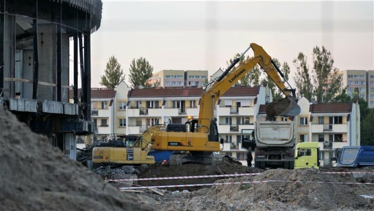 Kończy się rozbi&oacute;rka hali Urania, w planowanych budynkach już roboty fundamentowe