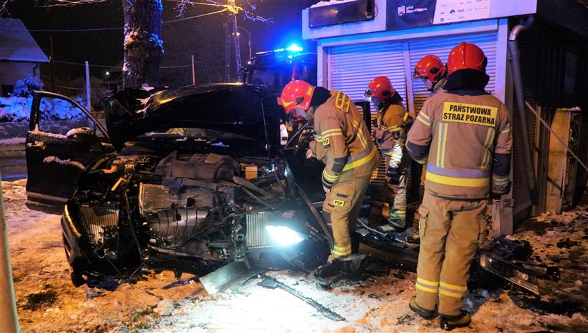 21-latka wjechała VW Touareg w kiosk na ul. Bałtyckiej wypadek Olsztyn, TOP, Wiadomości, Wideo