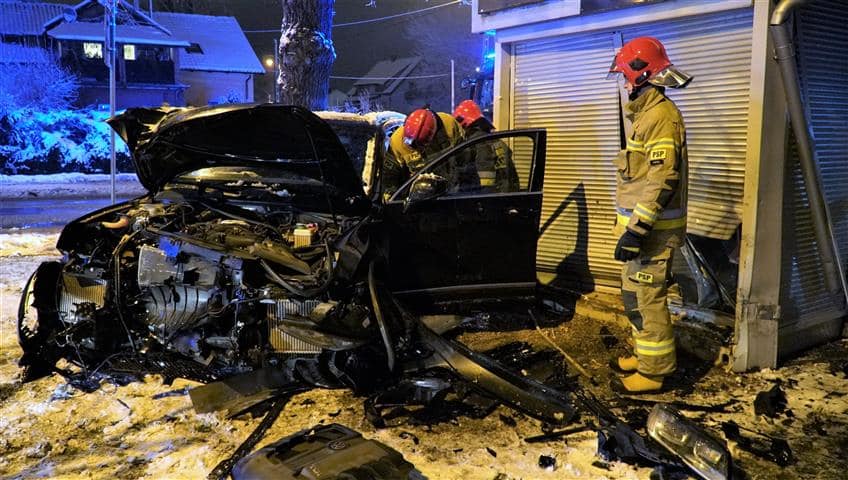 21-latka wjechała VW Touareg w kiosk na ul. Bałtyckiej wypadek Olsztyn, TOP, Wiadomości, Wideo