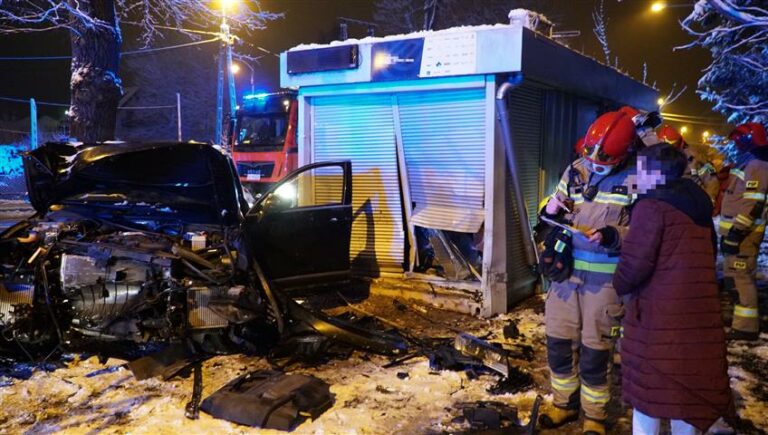 21-latka wjechała VW Touareg w kiosk na ul. Bałtyckiej