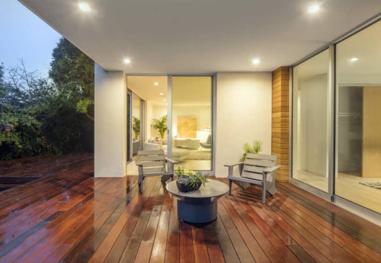 Dlaczego warto postawić na deski tarasowe?