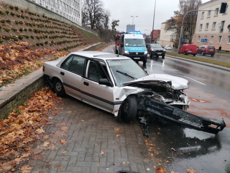 Kompletnie pijana 24-latka zatrzymała się na betonowym murze
