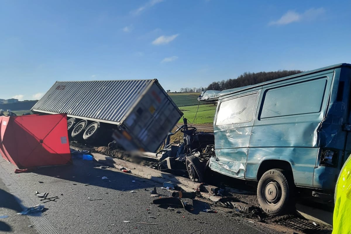 Ciężarówka zmiażdżyła busa. Dwie osoby zginęły na miejscu wypadek Olsztyn, Wiadomości, zShowcase