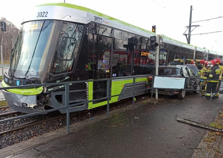 72-letni kierowca nie zauważył tramwaju? Utrudnienia pod Leroy Merlin