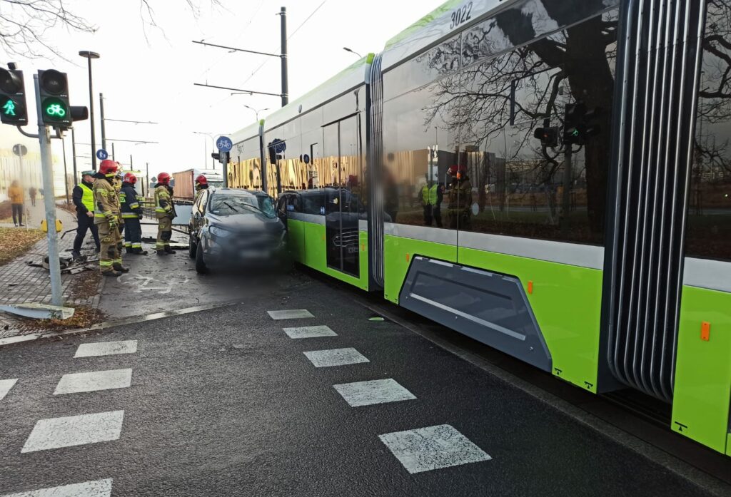 72-letni kierowca nie zauważył tramwaju? Utrudnienia pod Leroy Merlin wypadek Olsztyn, Wiadomości