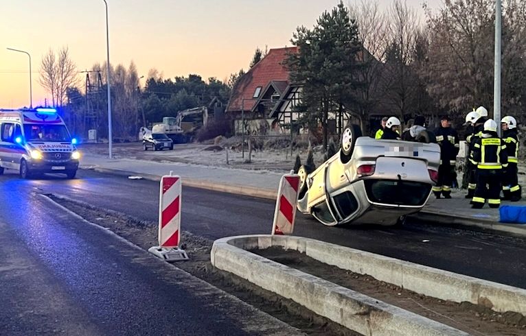 Przymrozki, deszcz i liście na drodze! 19-latek &bdquo;dachował&rdquo; Toyotą