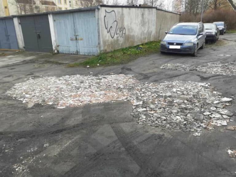 &bdquo;Dobry Samarytanin&rdquo; gruzem z remontu mieszkania wyr&oacute;wnywał osiedlową drogę