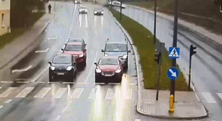 Kompletnie pijana 24-latka wbija się autem w mur. Nagranie ITS