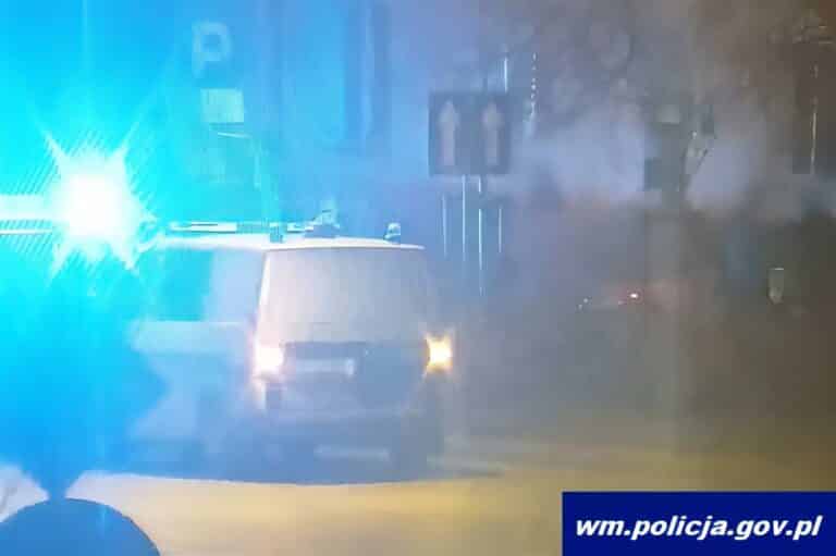 Kompletnie pijany 27-latek wbił się autem w budynek na ul. Limanowskiego