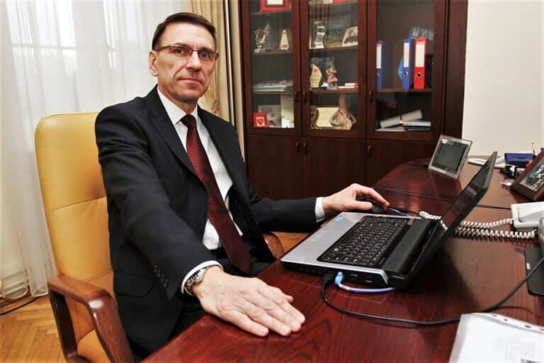 Zdumiewające wpisy prezydenta Grzymowicza na Twitterze: &bdquo;No walnął w drzewo. I co?&rdquo;