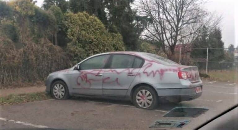 Pomalowano samochód sprayem. Kolejna odsłona lokalnych porachunków