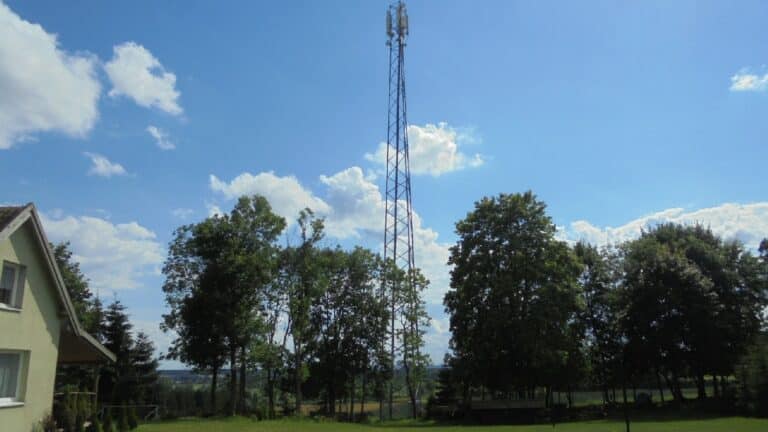 Strach mieszkańc&oacute;w przed 5G. Stanowisko sieci Play w sprawie inwestycji w Olsztynie