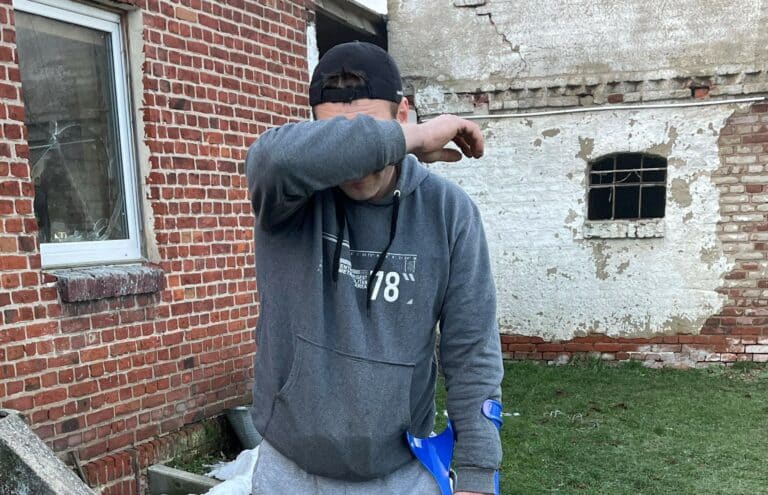 Sześciu wyrostk&oacute;w zaatakowało niepełnosprawnego. Obrońca prawie nie stracił nogi od ciosu maczetą