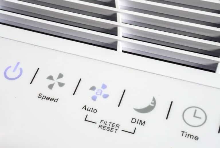 Klimatyzator przenośny czy klimator? Tylko jeden z nich chłodzi