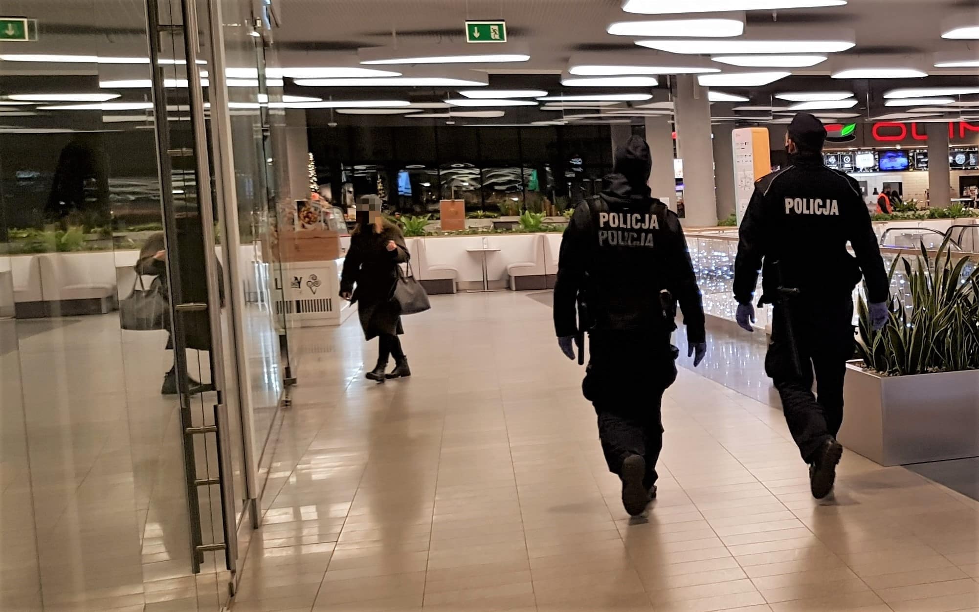 Kobieta zatrzymana przez policję w galerii podczas zakupów koronawirus Węgorzewo, Olsztyn, Wiadomości