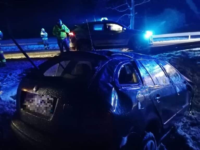 Stracił panowanie nad pojazdem, uderzył w barierę ochronną, a następnie auto dochowało