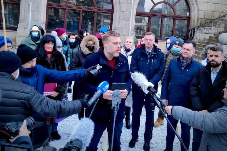 Zandberg: państwo i samorządy muszą lepiej wynagradzać pracowników