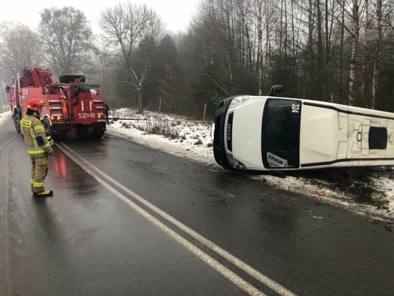 Bus rejsowy wypadł z drogi i się przewrócił na bok