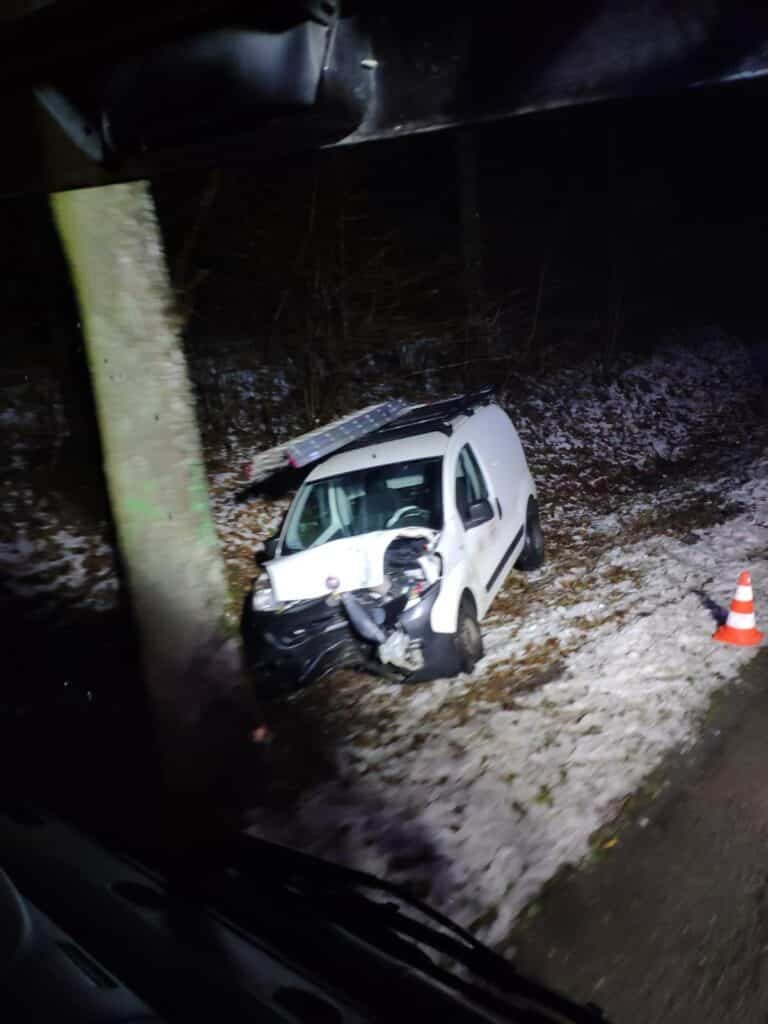 Kierowca Fiata stracił panowanie nad autem i uderzył w przydrożne drzewo wypadek Braniewo, Wiadomości