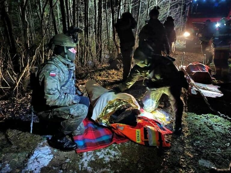Nasi żołnierze z Obrony Terytorialnej uratowali 4 migrant&oacute;w, kt&oacute;rzy utknęli na bagnach