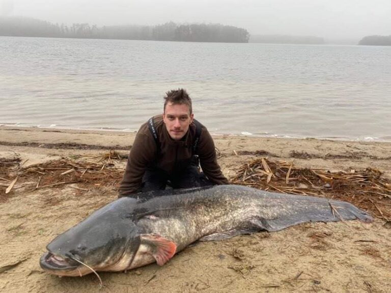 Krążyły o nim legendy. Wędkarz wyciągnął prawdziwego potwora z jeziora
