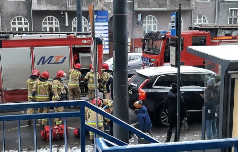 Potrącił kobietę na przystanku