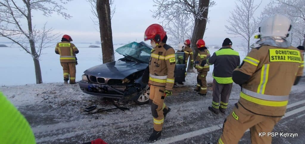 24-letnia kobieta trafiła do szpitala. BMW wjechała w drzewo wypadek Kętrzyn, Wiadomości