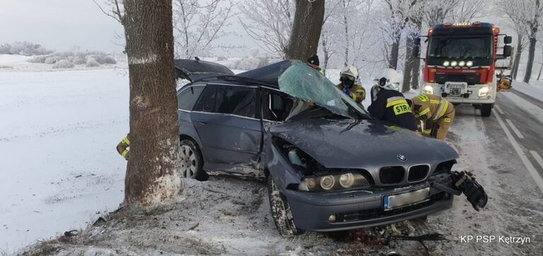 24-letnia kobieta trafiła do szpitala. BMW wjechała w drzewo