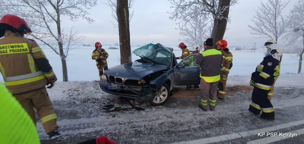 24-letnia kobieta trafiła do szpitala. BMW wjechała w drzewo wypadek Kętrzyn, Wiadomości