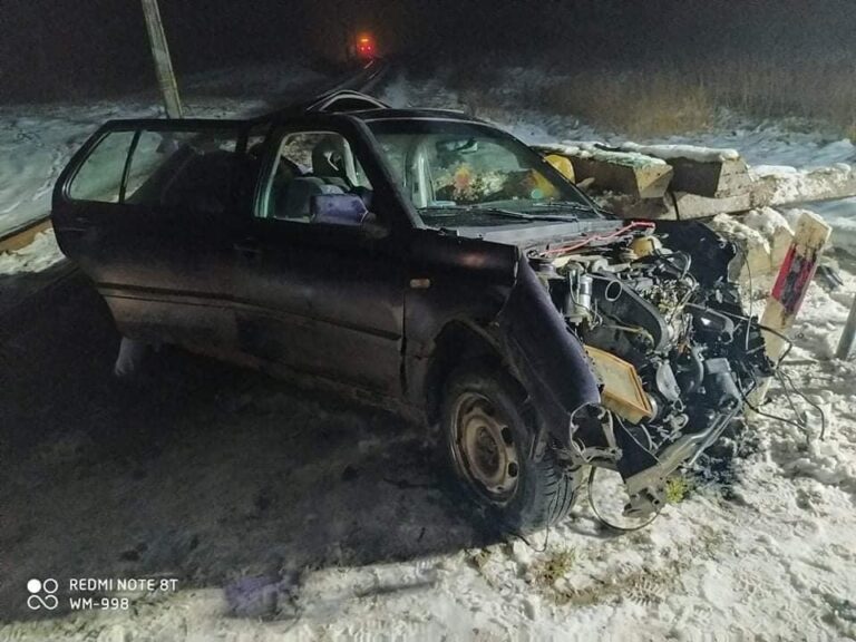 Doszło do wypadku na przejeździe kolejowym. 22-latka przetransportowana do szpitala