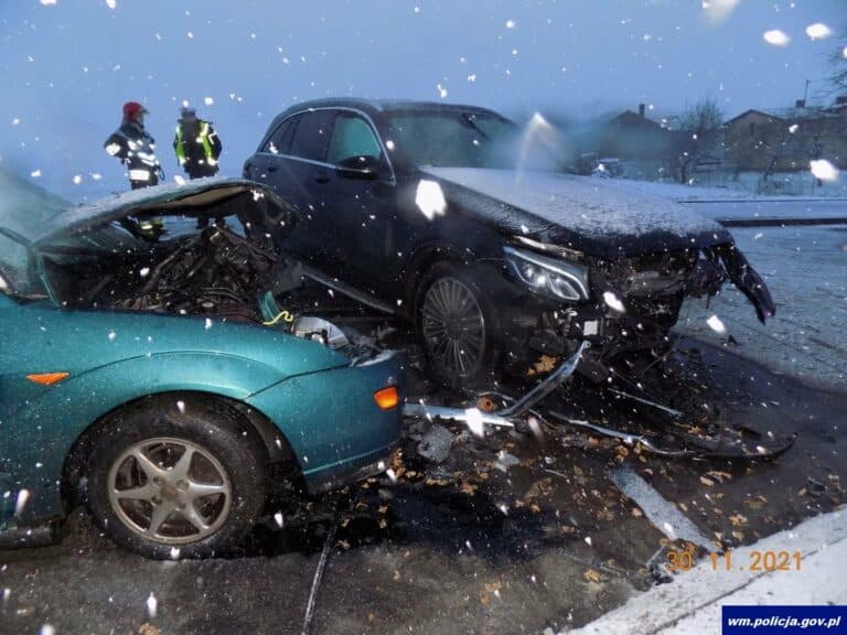 Kobieta kierująca mercedesem uderzyła czołowo w prawidłowo jadącego forda