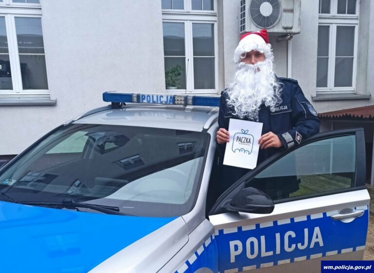 Dzielnicowy z Olsztyna, asp. Leszek Jacznik przekazał paczki dla potrzebujących rodzin