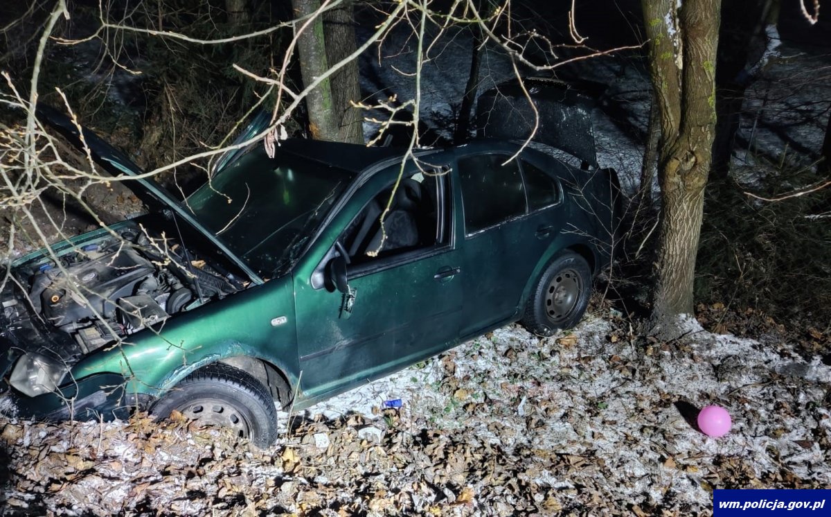 18-letni kierowca uderzył w drzewo i stracił prawo jazdy wypadek Ełk, Wiadomości