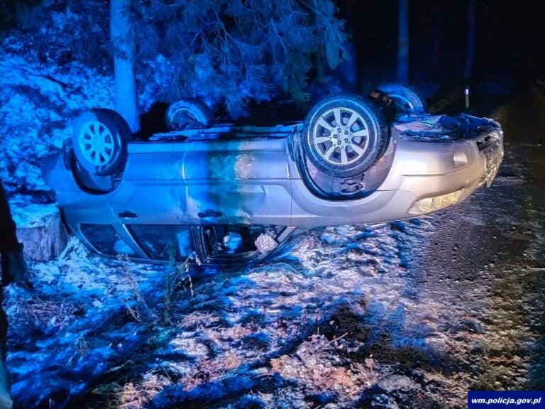 Subaru go nie uratowało. Auto dachowało na zakręcie