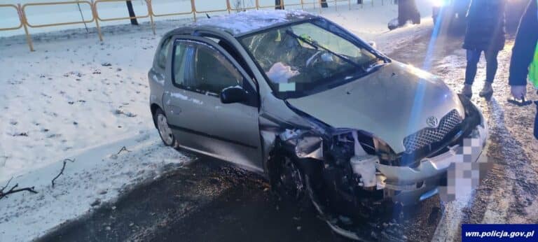 Samochód uderzył w drzewo i w pojeździe znajdowała się zakleszczona osoba